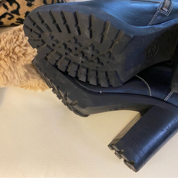 Black boots Canadian size 9,Great with skinny jeans or leggings. - Picture 4 of 5